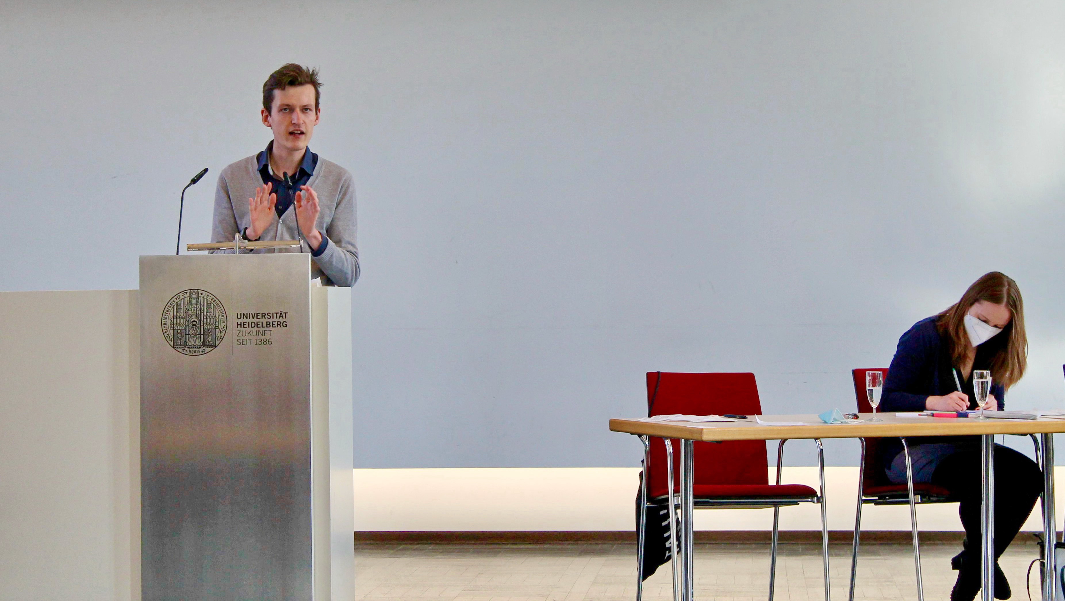 Benedikt Rennekamp als Finalredner bei der Campus Debatte Heidelberg 2022.
